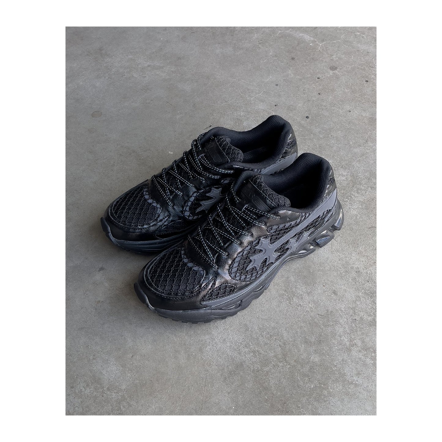 Bravest Studios Kross Kountry Runner — Triple Black